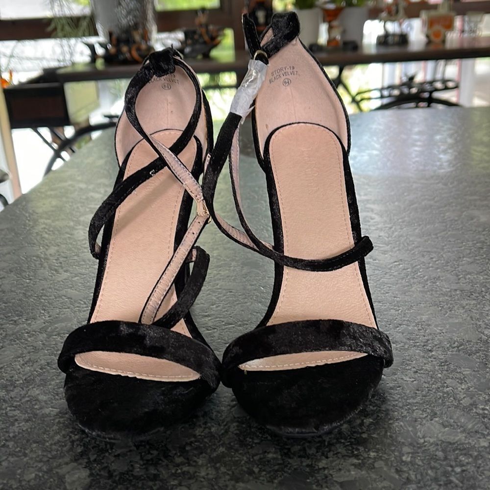 Lov Mark Story 19 Black Velvet 4” Heels strappy, straps criss cross in front new